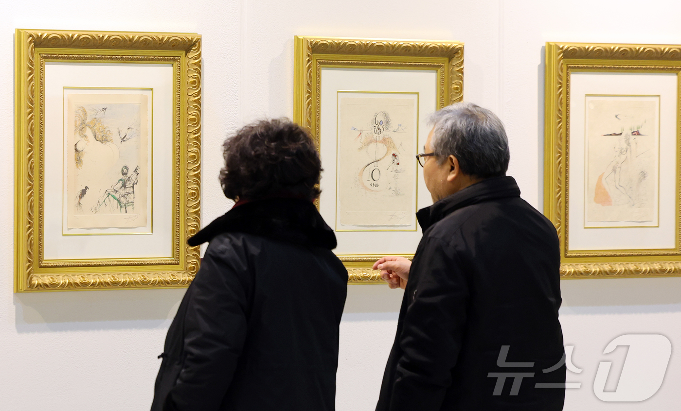 (서울=뉴스1) 김진환 기자 = 22일 오후 서울 강남구 코엑스에서 열린 '월드아트페스타 2026'을 찾은 관람객이 초현실주의 거장 살바도르 달리의 작품을 둘러보고 있다.“예술은, …