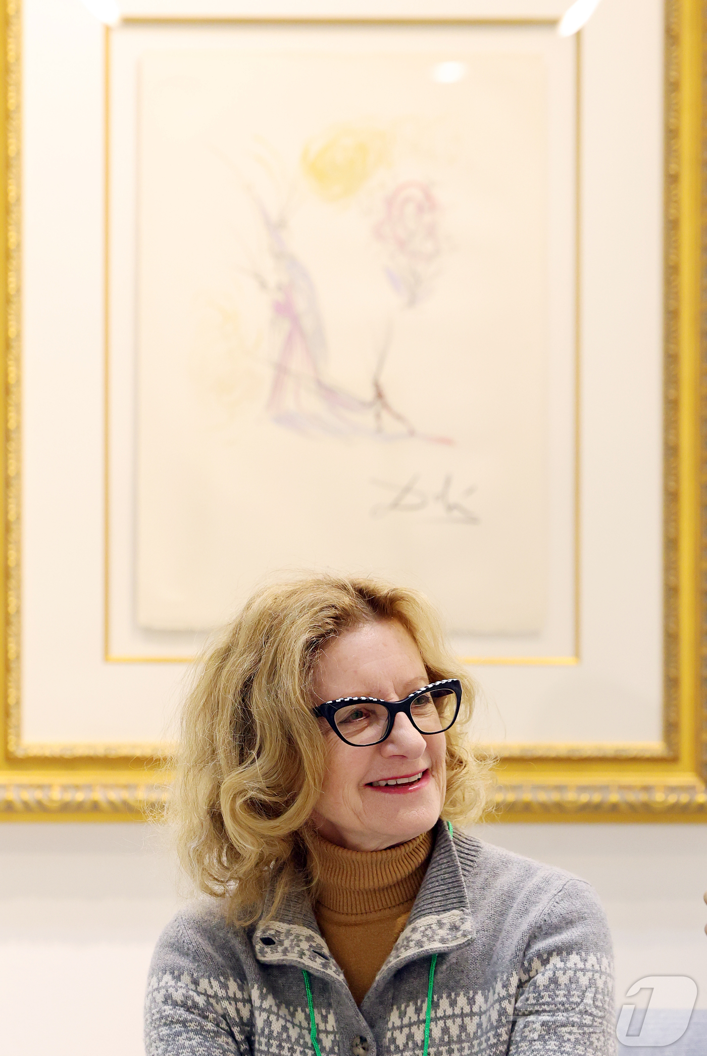 (서울=뉴스1) 김진환 기자 = 22일 오후 서울 강남구 코엑스에서 열린 '월드아트페스타 2026 : 살바도르 달리 아르질레 컬렉션'을 찾은 크리스틴 아르질레가 한 메체와 인터뷰를 …