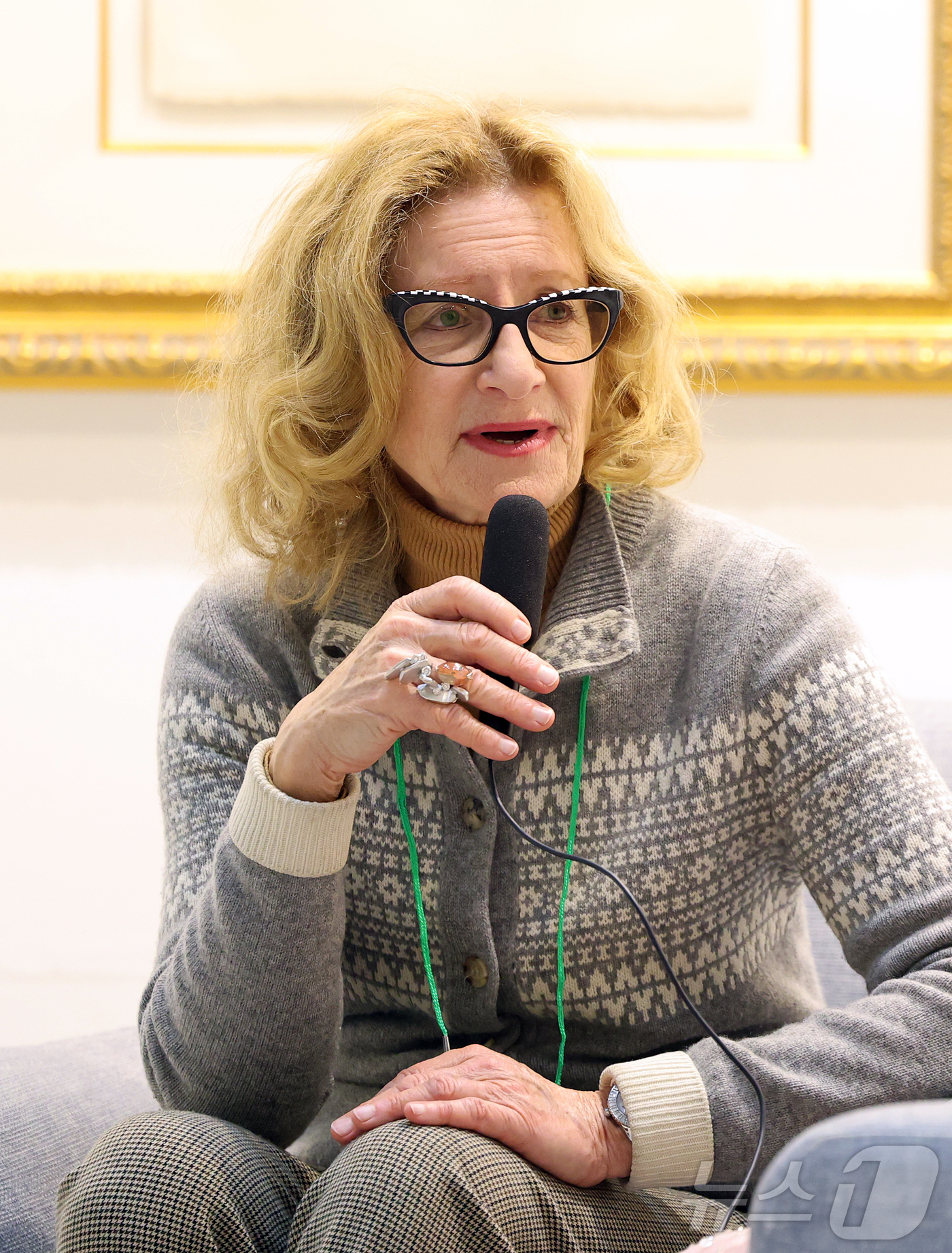 (서울=뉴스1) 김진환 기자 = 22일 오후 서울 강남구 코엑스에서 열린 '월드아트페스타 2026 : 살바도르 달리 아르질레 컬렉션'을 찾은 크리스틴 아르질레가 한 메체와 인터뷰를 …