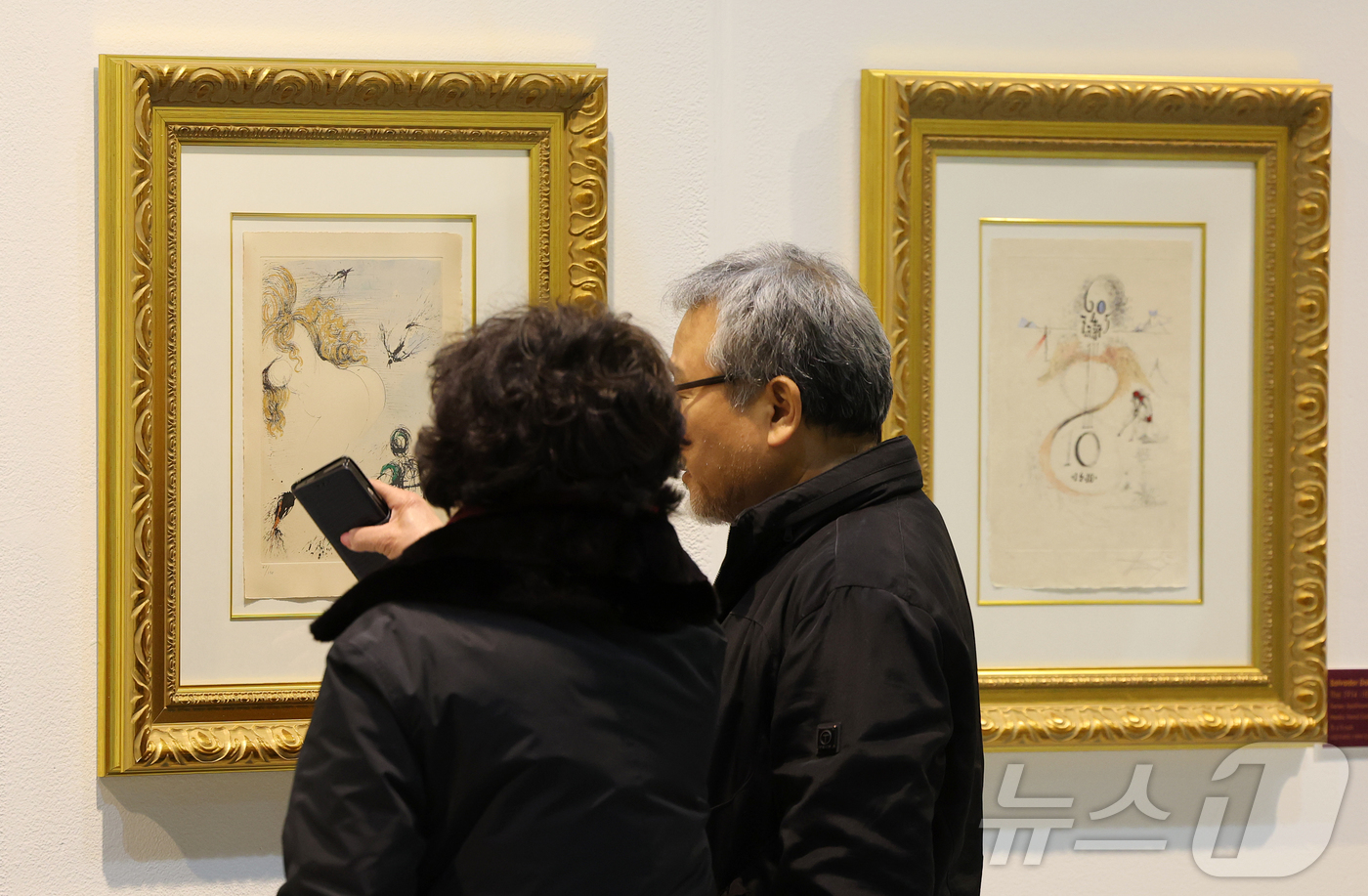 (서울=뉴스1) 김진환 기자 = 22일 오후 서울 강남구 코엑스에서 열린 '월드아트페스타 2026'을 찾은 관람객이 초현실주의 거장 살바도르 달리의 작품을 둘러보고 있다.“예술은, …