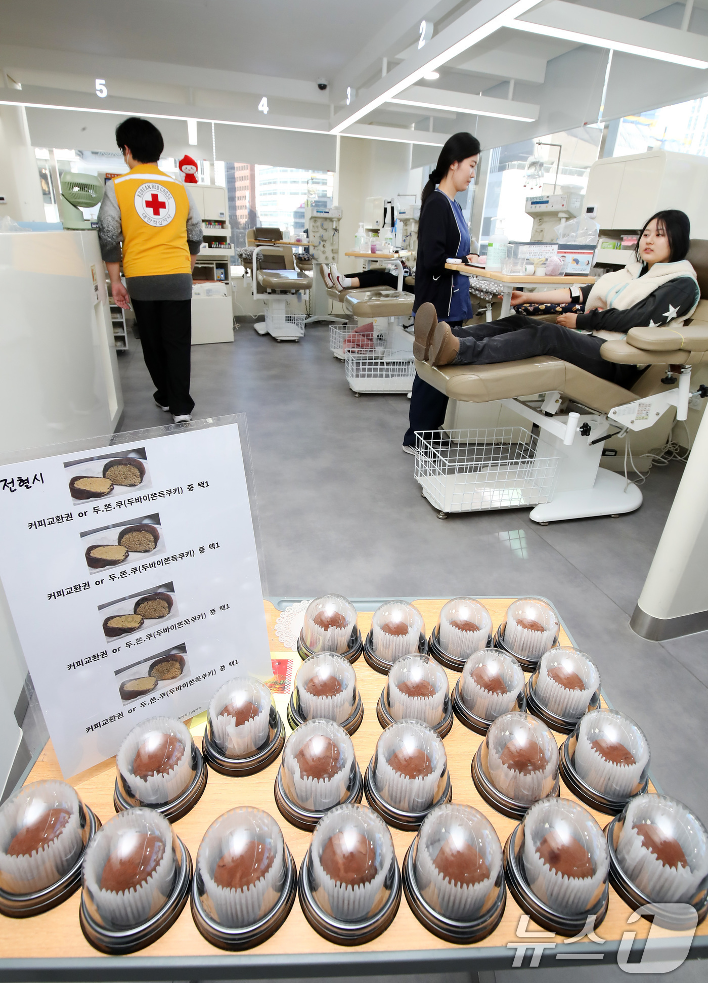 (대구=뉴스1) 공정식 기자 = 22일 오전 대구 중구 헌혈의집 동성로센터를 찾은 시민들이 헌혈에 동참하고 있다.대한적십자사 대구경북혈액원은 겨울철 혈액 보유량을 안정적으로 유지하 …