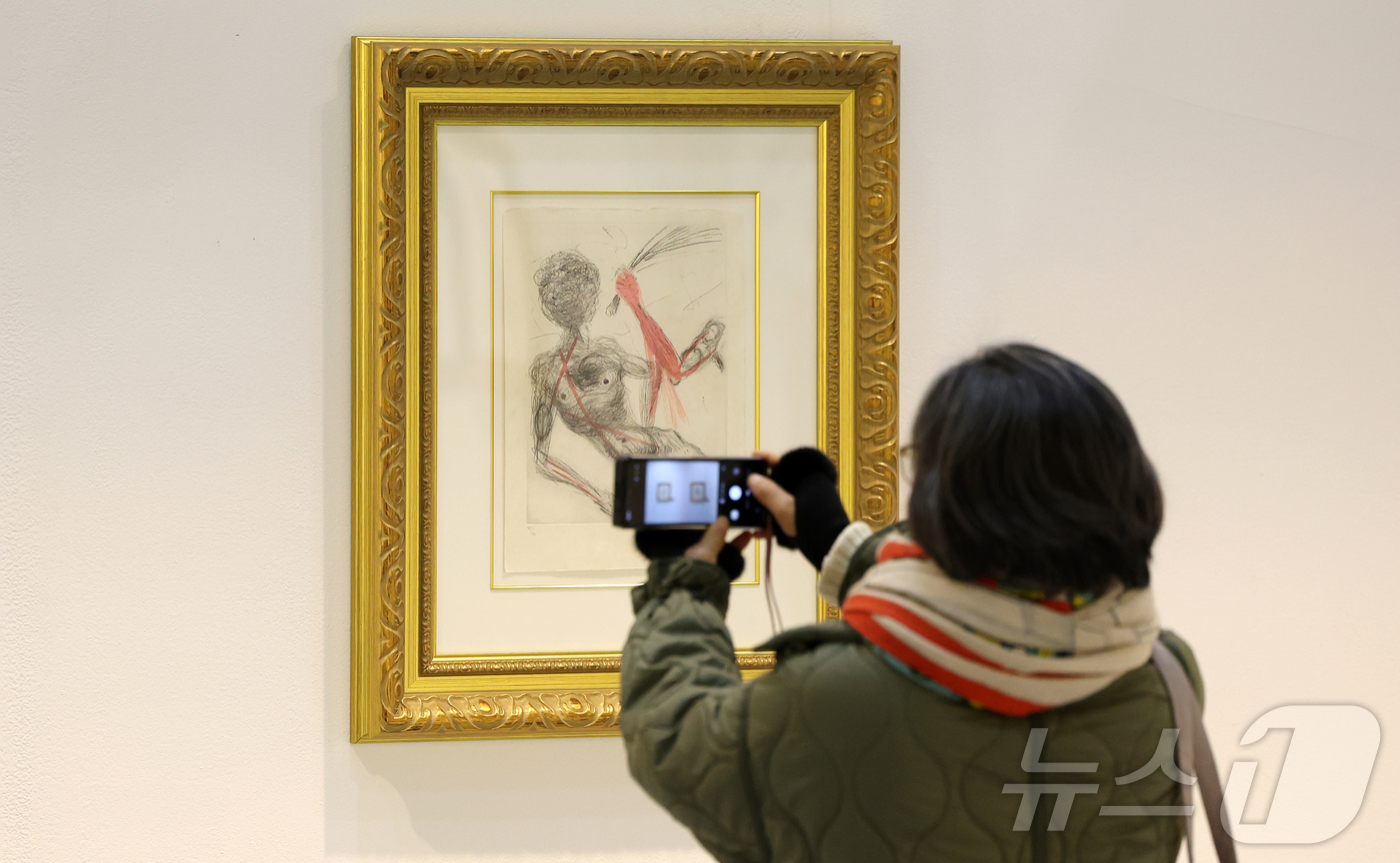 (서울=뉴스1) 김진환 기자 = 22일 오후 서울 강남구 코엑스에서 열린 '월드아트페스타 2026'을 찾은 관람객이 초현실주의 거장 살바도르 달리의 작품을 스마트폰으로 촬영하고 있 …