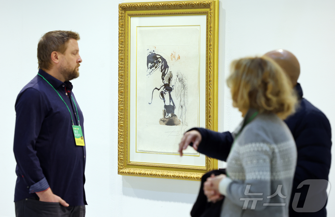 (서울=뉴스1) 김진환 기자 = 22일 오후 서울 강남구 코엑스에서 열린 '월드아트페스타 2026'을 찾은 관람객이 초현실주의 거장 살바도르 달리의 작품을 둘러보고 있다.“예술은, …