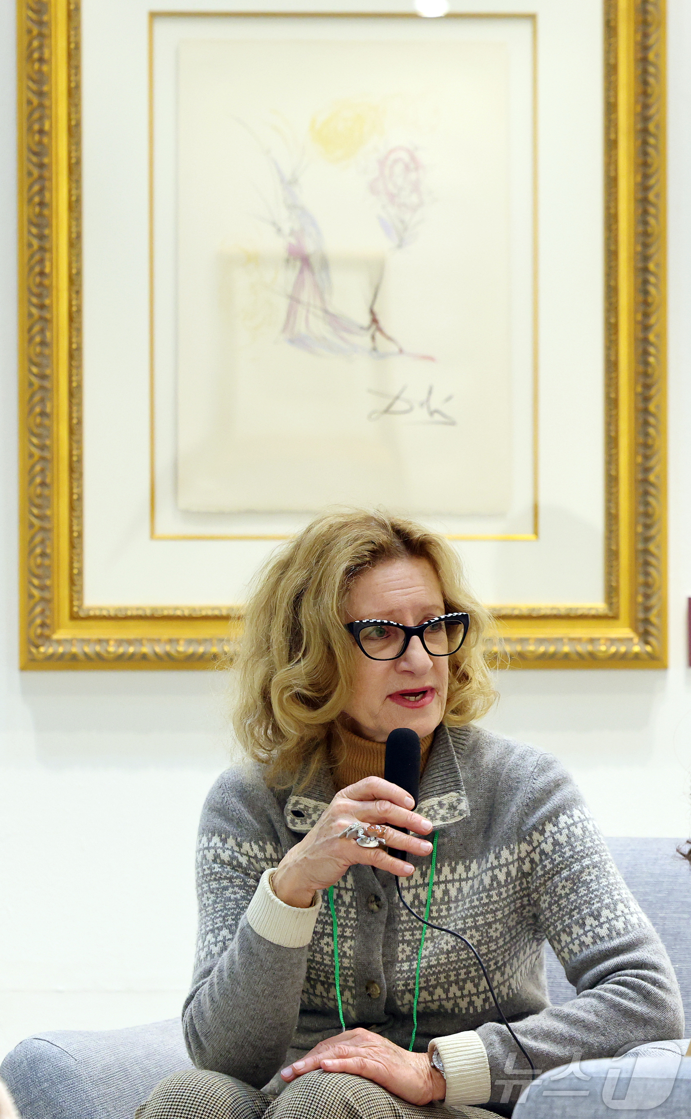 (서울=뉴스1) 김진환 기자 = 22일 오후 서울 강남구 코엑스에서 열린 '월드아트페스타 2026 : 살바도르 달리 아르질레 컬렉션'을 찾은 크리스틴 아르질레가 한 메체와 인터뷰를 …