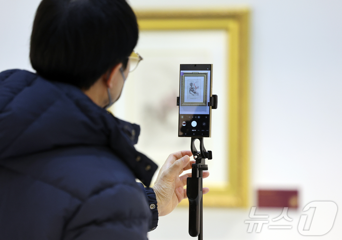 (서울=뉴스1) 김진환 기자 = 22일 오후 서울 강남구 코엑스에서 열린 '월드아트페스타 2026'을 찾은 관람객이 초현실주의 거장 살바도르 달리의 작품을 스마트폰으로 촬영하고 있 …