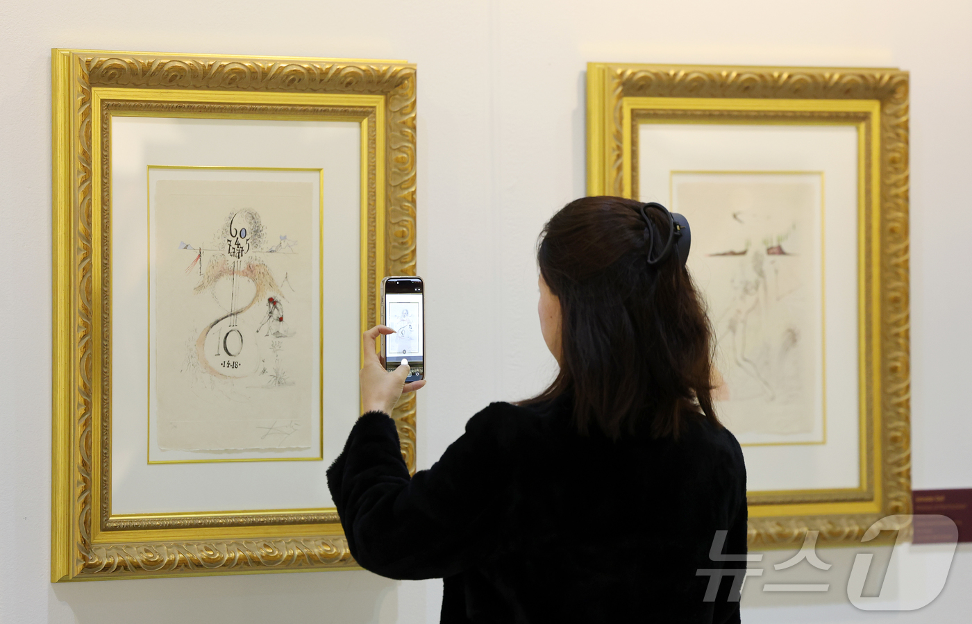 (서울=뉴스1) 김진환 기자 = 22일 오후 서울 강남구 코엑스에서 열린 '월드아트페스타 2026'을 찾은 관람객이 초현실주의 거장 살바도르 달리의 작품을 둘러보고 있다.“예술은, …