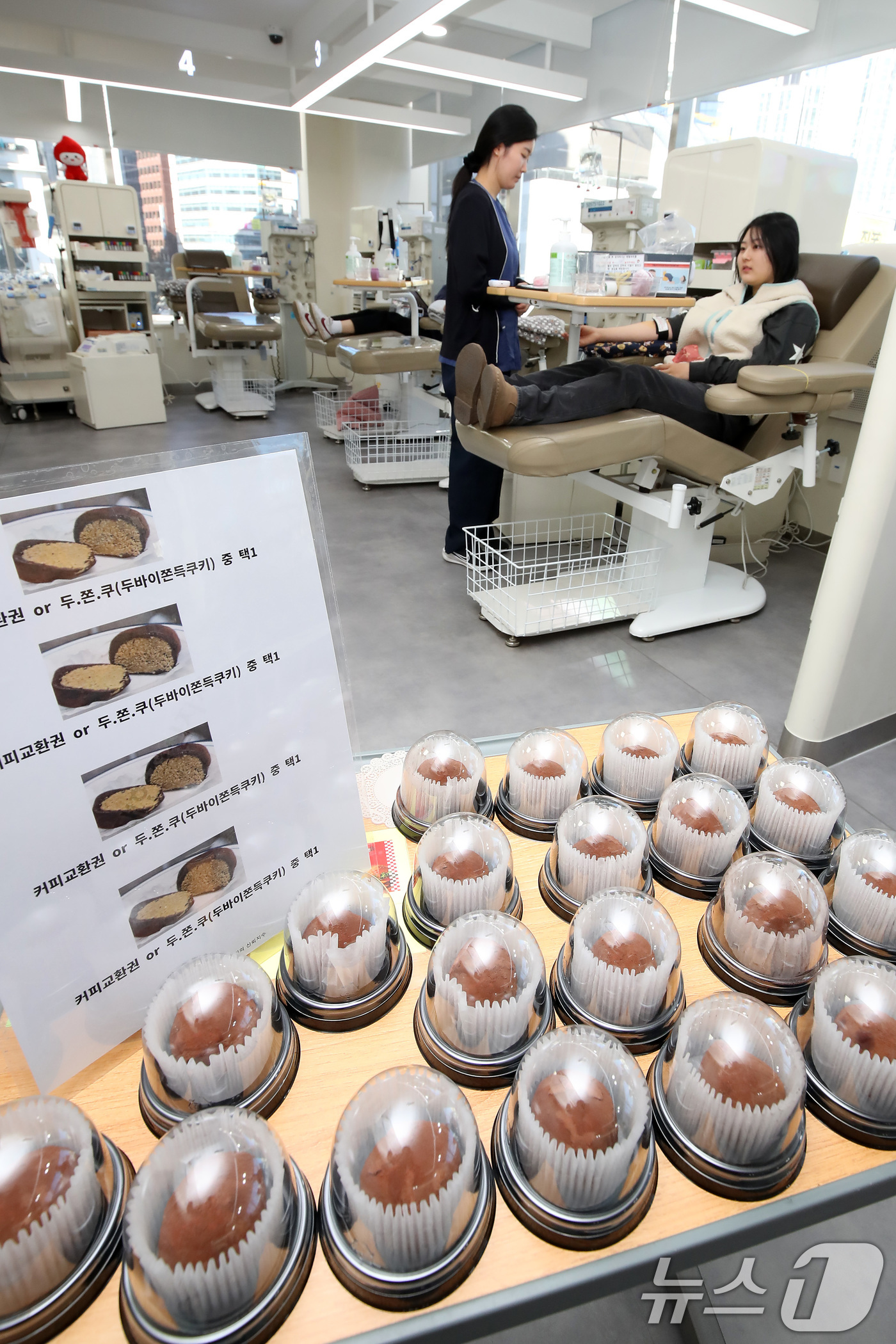 (대구=뉴스1) 공정식 기자 = 22일 오전 대구 중구 헌혈의집 동성로센터를 찾은 시민들이 헌혈에 동참하고 있다.대한적십자사 대구경북혈액원은 겨울철 혈액 보유량을 안정적으로 유지하 …