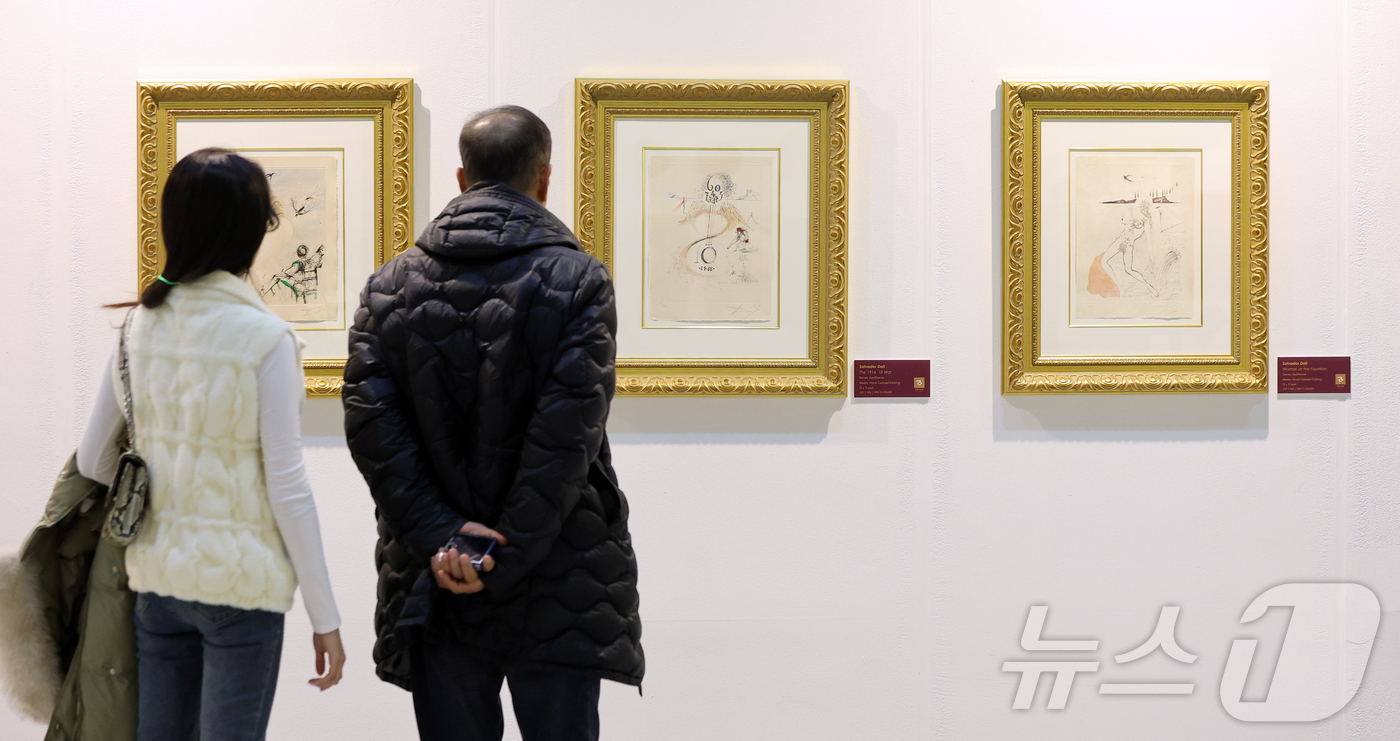 (서울=뉴스1) 김진환 기자 = 22일 오후 서울 강남구 코엑스에서 열린 '월드아트페스타 2026'을 찾은 관람객이 초현실주의 거장 살바도르 달리의 작품을 둘러보고 있다.“예술은, …