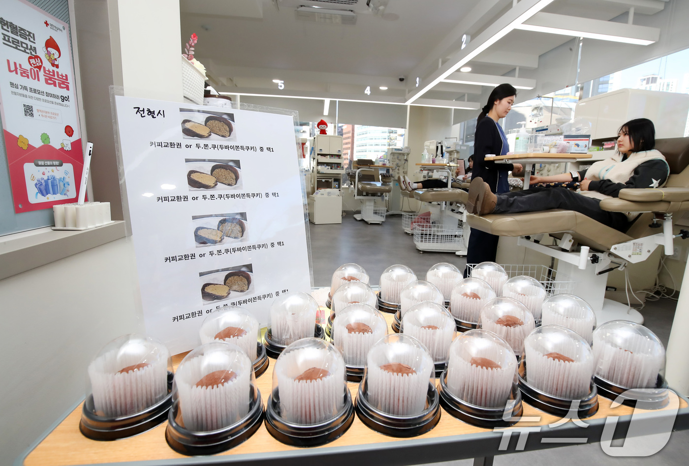 (대구=뉴스1) 공정식 기자 = 22일 오전 대구 중구 헌혈의집 동성로센터를 찾은 시민들이 헌혈에 동참하고 있다.대한적십자사 대구경북혈액원은 겨울철 혈액 보유량을 안정적으로 유지하 …