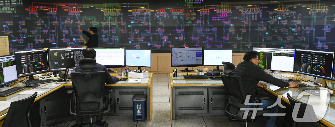 (수원=뉴스1) 김영운 기자 = 강력한 한파로 인해 전력 수요가 급증하고 있는 22일 경기 수원시 영통구 한국전력공사 경기지역본부 전력관리처 계통운영센터에서 관계자들이 실시간으로 …