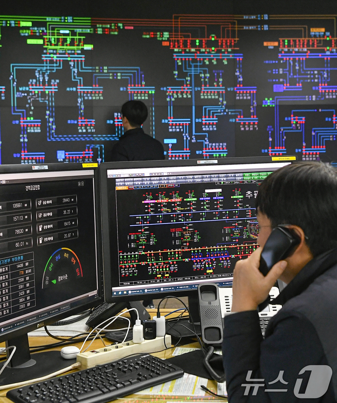 (수원=뉴스1) 김영운 기자 = 강력한 한파로 인해 전력 수요가 급증하고 있는 22일 경기 수원시 영통구 한국전력공사 경기지역본부 전력관리처 계통운영센터에서 관계자들이 실시간으로 …