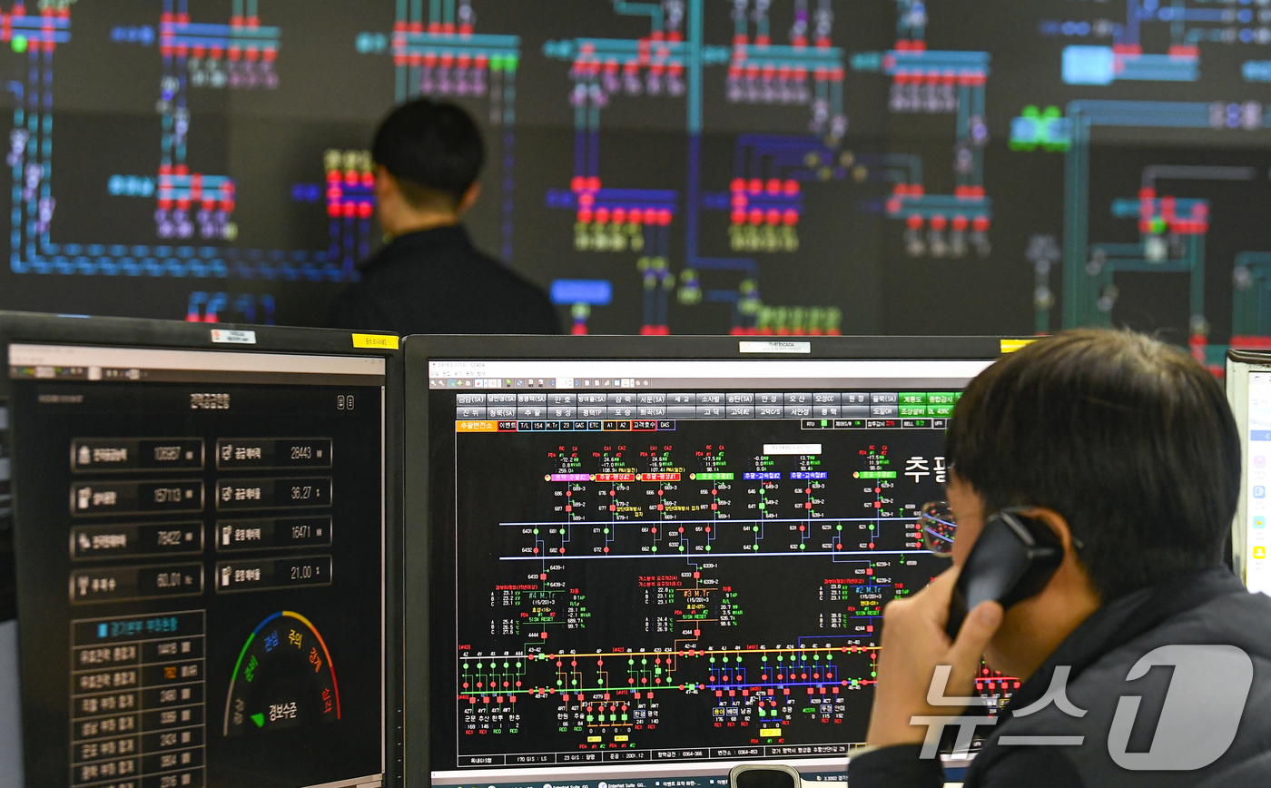 (수원=뉴스1) 김영운 기자 = 강력한 한파로 인해 전력 수요가 급증하고 있는 22일 경기 수원시 영통구 한국전력공사 경기지역본부 전력관리처 계통운영센터에서 관계자들이 실시간으로 …