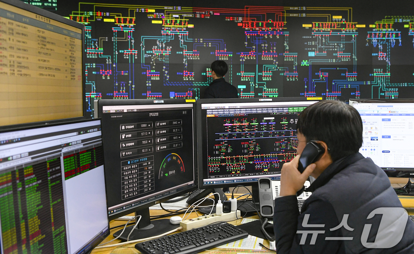 (수원=뉴스1) 김영운 기자 = 강력한 한파로 인해 전력 수요가 급증하고 있는 22일 경기 수원시 영통구 한국전력공사 경기지역본부 전력관리처 계통운영센터에서 관계자들이 실시간으로 …