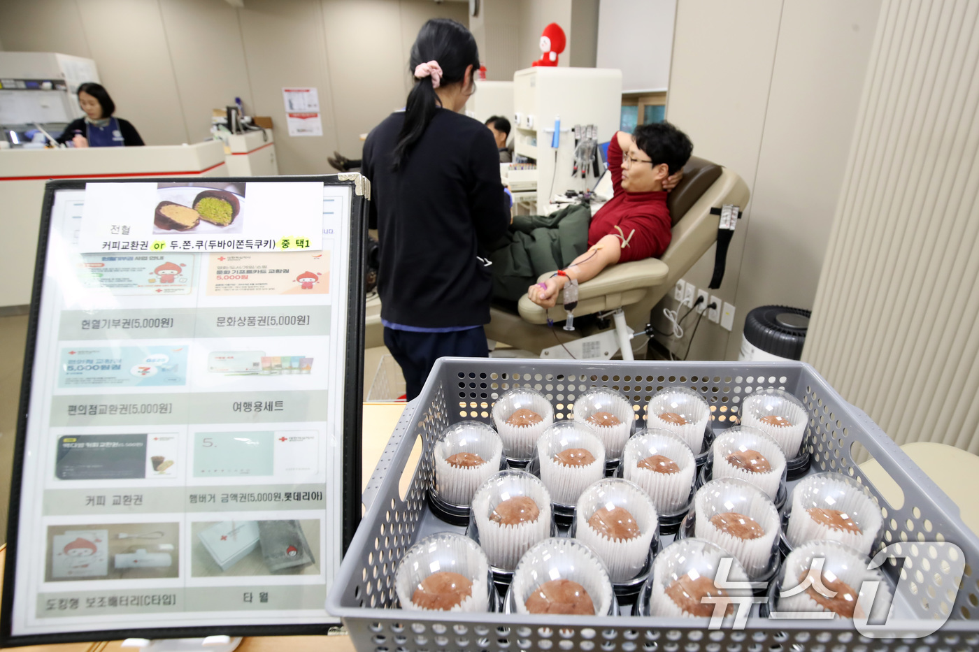 (대구=뉴스1) 공정식 기자 = 22일 오전 대구 수성구 헌혈의집 신매광장센터를 찾은 시민들이 헌혈에 동참하고 있다.대한적십자사 대구경북혈액원은 겨울철 혈액 보유량을 안정적으로 유 …