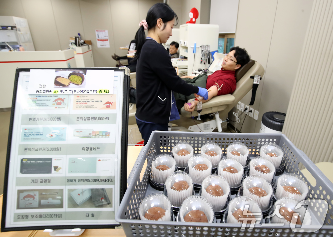 (대구=뉴스1) 공정식 기자 = 22일 오전 대구 수성구 헌혈의집 신매광장센터를 찾은 시민들이 헌혈에 동참하고 있다.대한적십자사 대구경북혈액원은 겨울철 혈액 보유량을 안정적으로 유 …