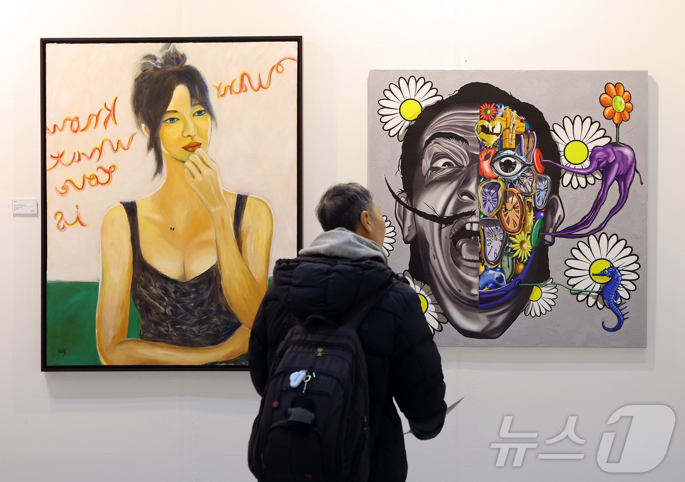 (서울=뉴스1) 김진환 기자 = 22일 오후 서울 강남구 코엑스에서 열린 '월드아트페스타 2026'을 찾은 관람객들이 전시 작품을 둘러보고 있다.“예술은, 축제다”를 기치로 열리는 …