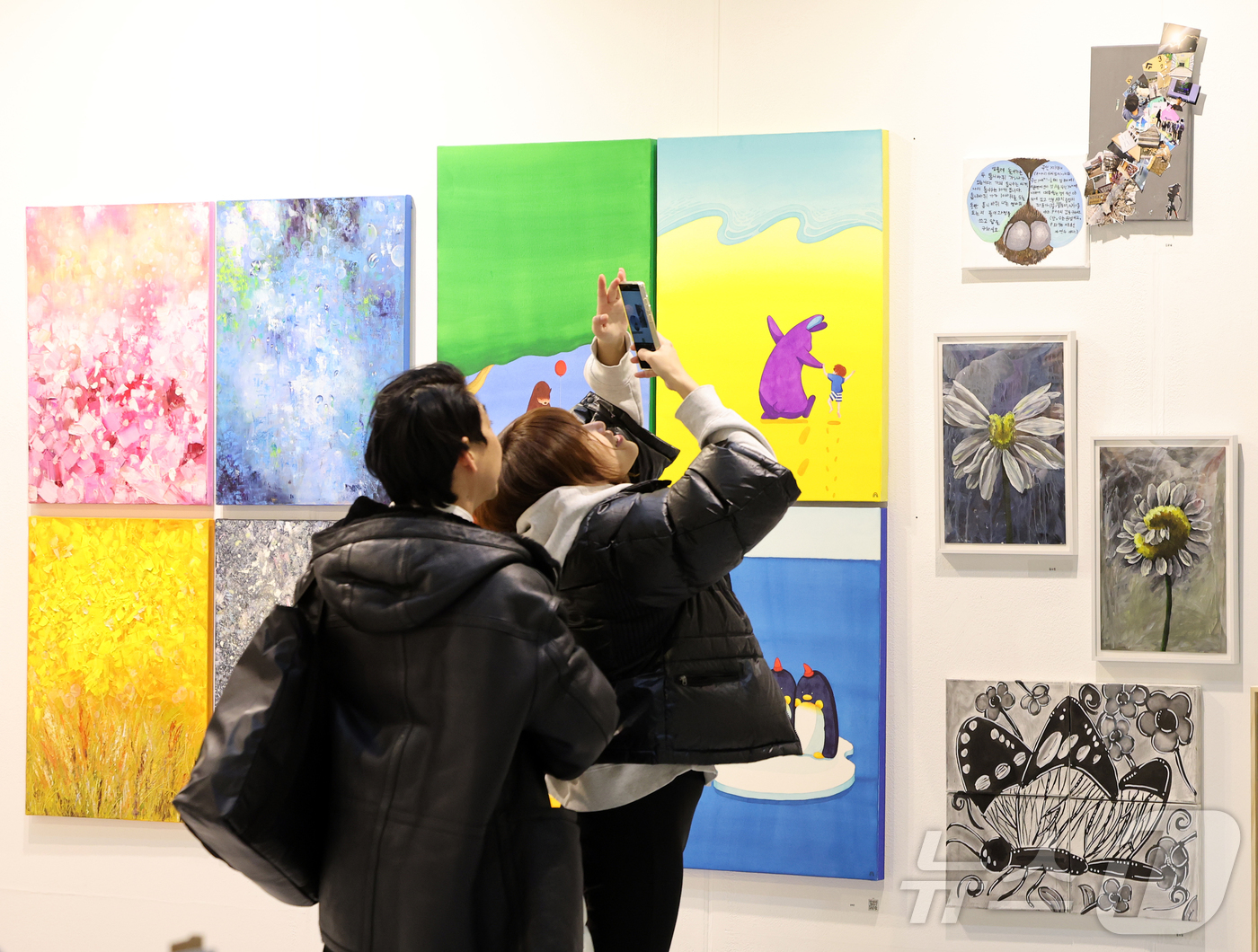 (서울=뉴스1) 김진환 기자 = 22일 오후 서울 강남구 코엑스에서 열린 '월드아트페스타 2026'을 찾은 관람객들이 전시 작품을 둘러보고 있다.“예술은, 축제다”를 기치로 열리는 …