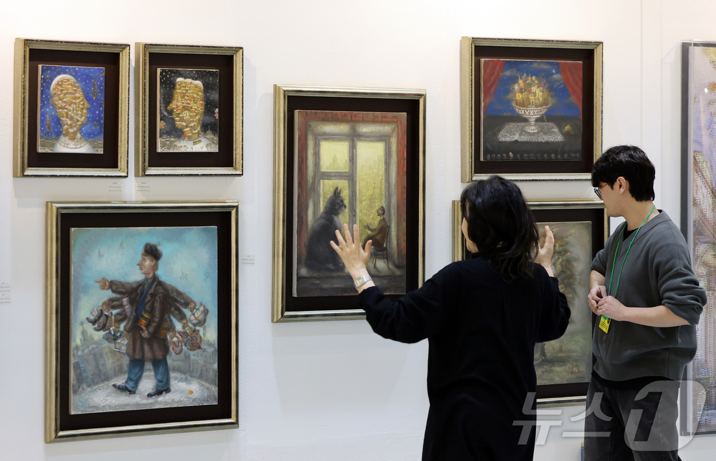 (서울=뉴스1) 김진환 기자 = 22일 오후 서울 강남구 코엑스에서 열린 '월드아트페스타 2026'을 찾은 관람객이  전시 작품을 둘러보고 있다.“예술은, 축제다”를 기치로 열리는 …