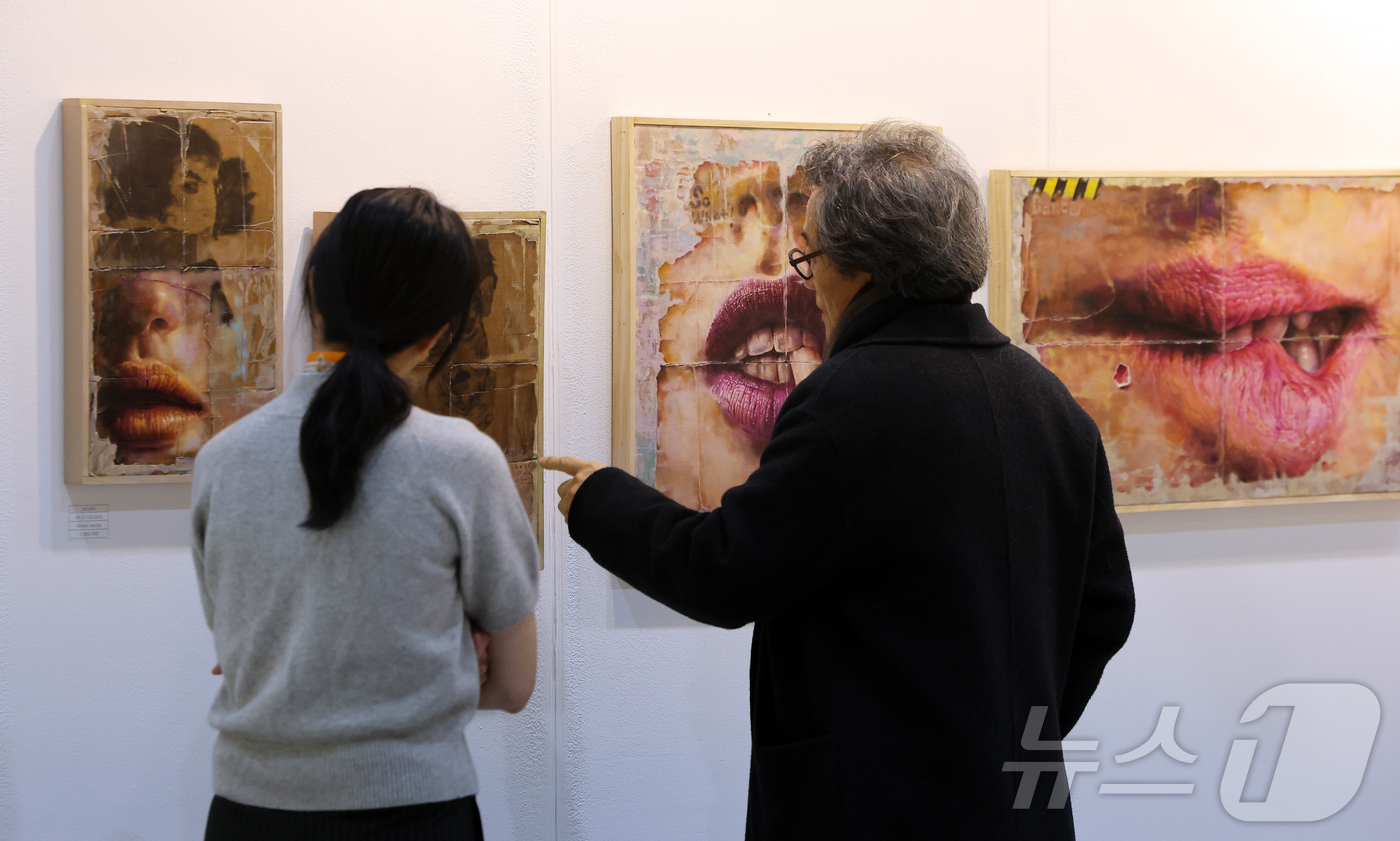 (서울=뉴스1) 김진환 기자 = 22일 오후 서울 강남구 코엑스에서 열린 '월드아트페스타 2026'을 찾은 관람객들이 전시 작품을 둘러보고 있다.“예술은, 축제다”를 기치로 열리는 …