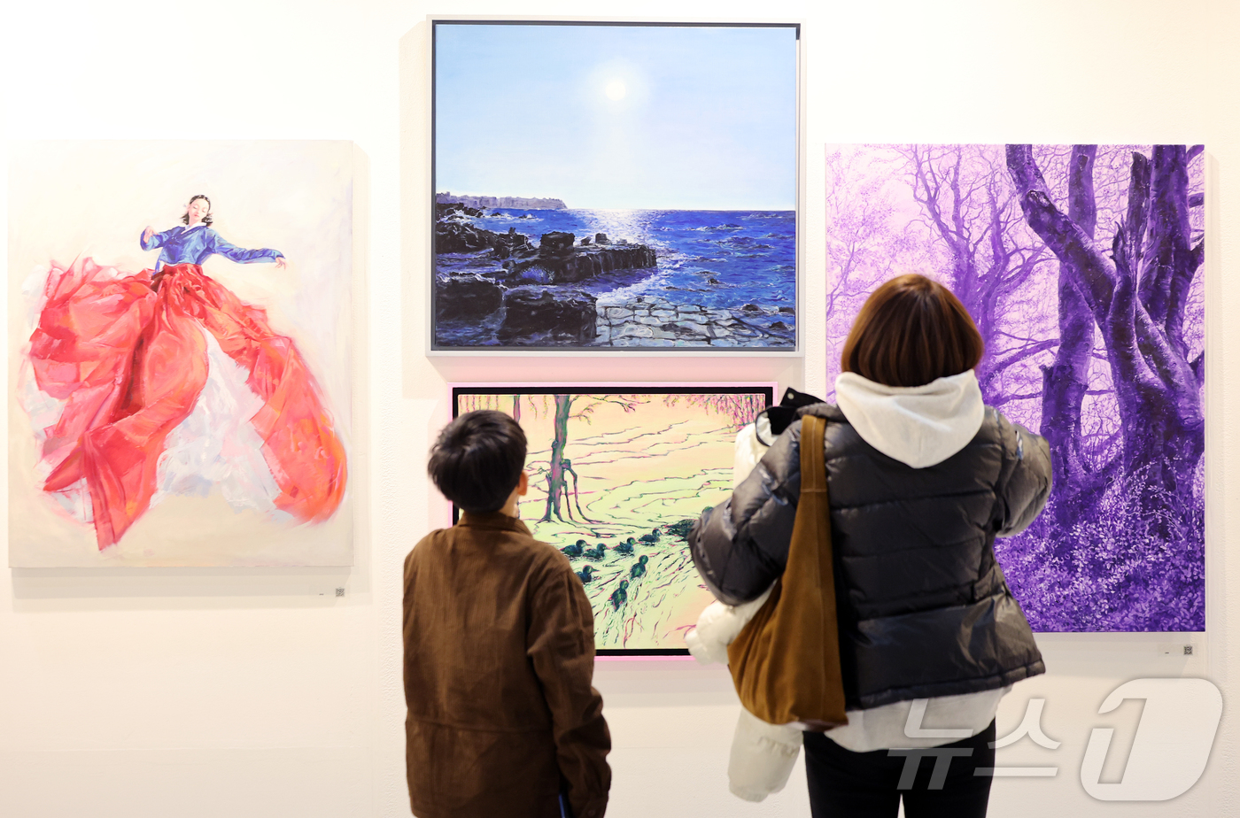 (서울=뉴스1) 김진환 기자 = 22일 오후 서울 강남구 코엑스에서 열린 '월드아트페스타 2026'을 찾은 관람객들이 전시 작품을 둘러보고 있다.“예술은, 축제다”를 기치로 열리는 …