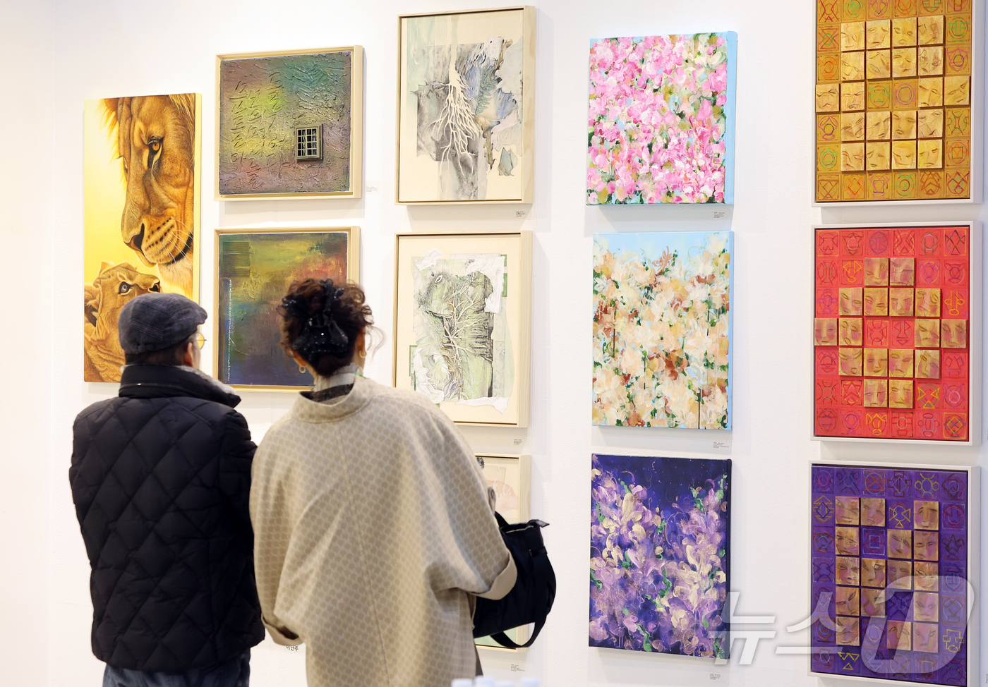 (서울=뉴스1) 김진환 기자 = 22일 오후 서울 강남구 코엑스에서 열린 '월드아트페스타 2026'을 찾은 관람객들이 전시 작품을 둘러보고 있다.“예술은, 축제다”를 기치로 열리는 …