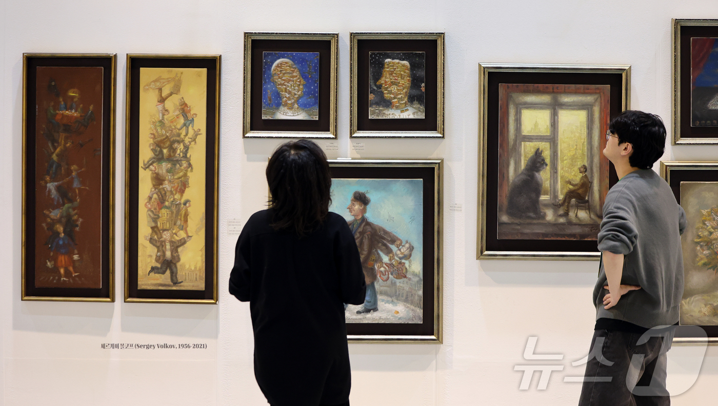 (서울=뉴스1) 김진환 기자 = 22일 오후 서울 강남구 코엑스에서 열린 '월드아트페스타 2026'을 찾은 관람객이  전시 작품을 둘러보고 있다.“예술은, 축제다”를 기치로 열리는 …