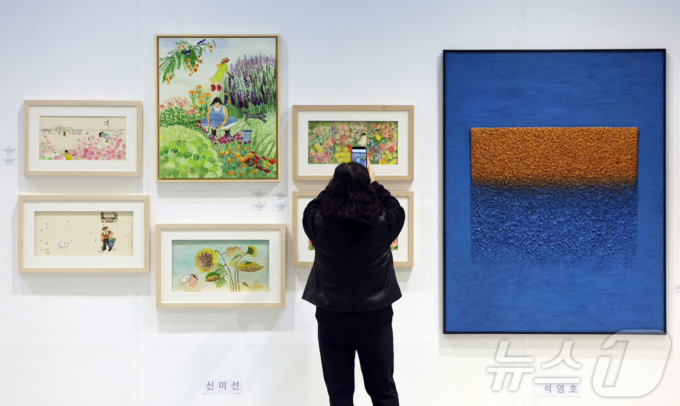 (서울=뉴스1) 김진환 기자 = 22일 오후 서울 강남구 코엑스에서 열린 '월드아트페스타 2026'을 찾은 관람객들이 전시 작품을 둘러보고 있다.“예술은, 축제다”를 기치로 열리는 …