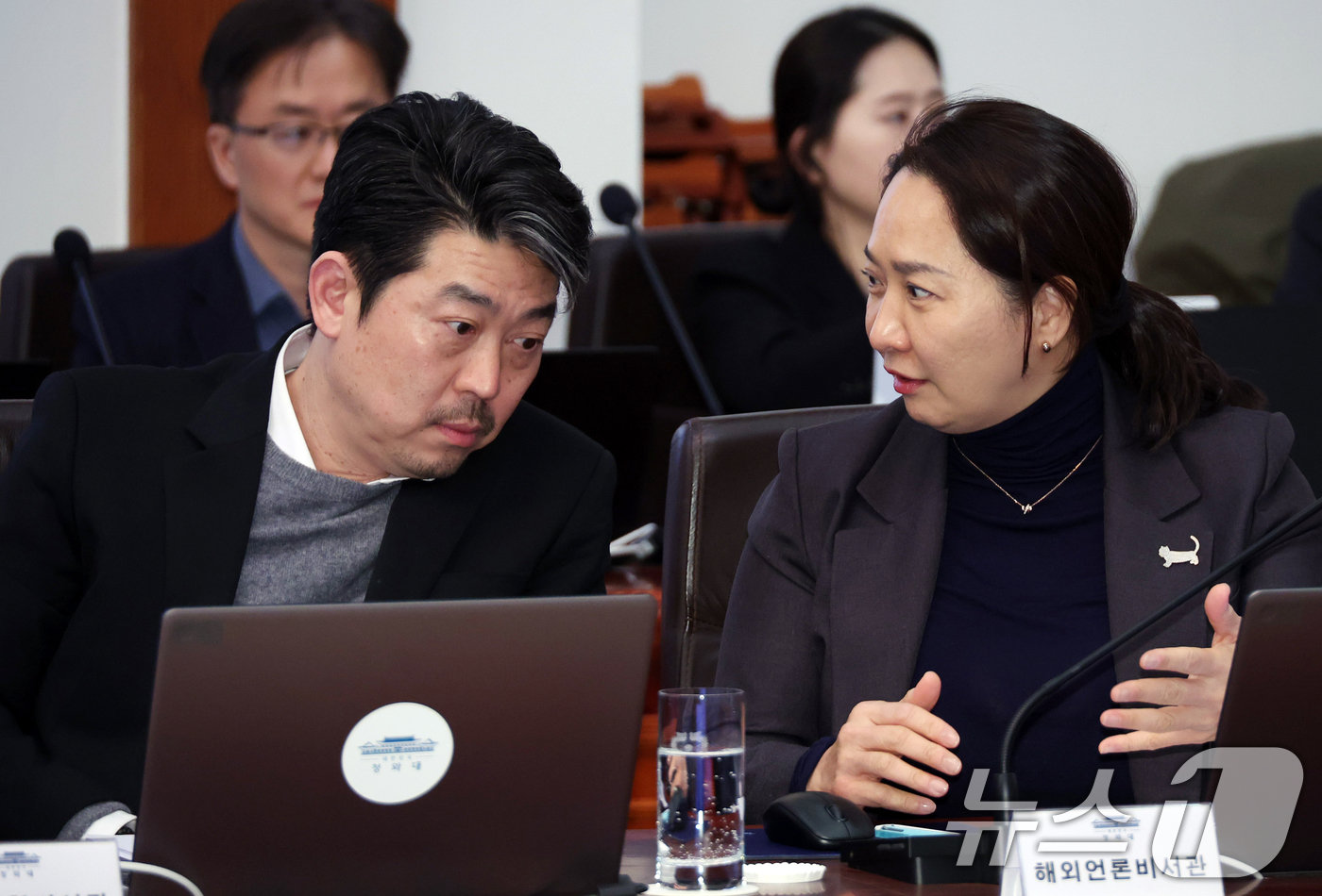 (서울=뉴스1) 허경 기자 = 조한상 홍보기획비서관(왼쪽)과 최성아 해외언론비서관이 22일 청와대에서 열린 수석보좌관회의에서 대화하고 있다. (청와대통신사진기자단) 2026.1.2 …