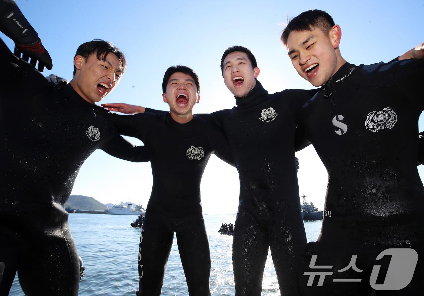 (창원=뉴스1) 윤일지 기자 = 전국적으로 맹추위가 기승을 부린 22일 경남 창원 진해 군항에서 열린 혹한기 내한훈련에서 해군 심해잠수사(SSU)들이 오리발 수영을 마친 뒤 포효하 …