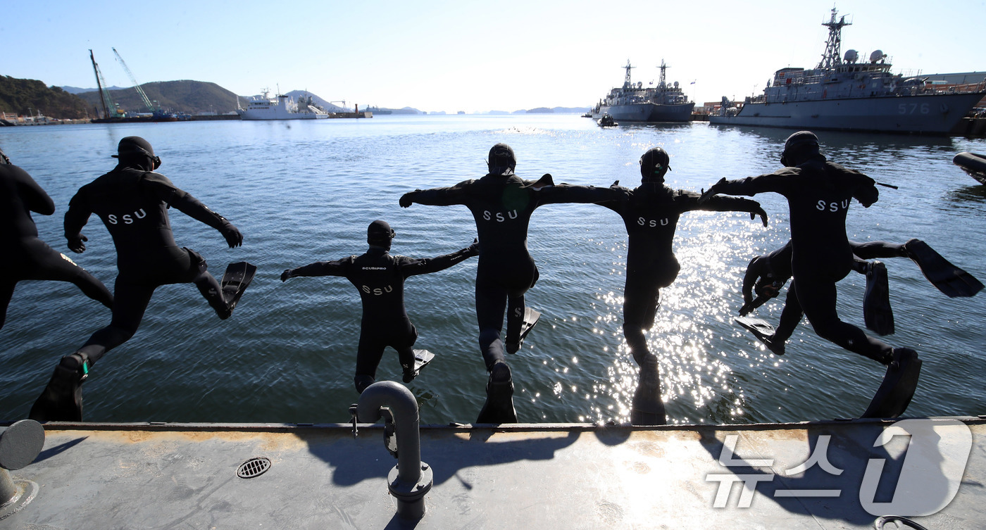 (창원=뉴스1) 윤일지 기자 = 전국적으로 맹추위가 기승을 부린 22일 경남 창원 진해 군항에서 해군 심해잠수사(SSU)들이 차가운 겨울 바다로 뛰어들며 혹한기 훈련을 하고 있다. …