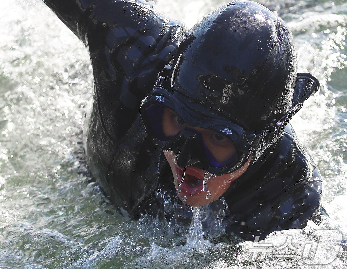 (창원=뉴스1) 윤일지 기자 = 전국적으로 맹추위가 기승을 부린 22일 경남 창원 진해 군항에서 열린 혹한기 내한훈련에서 해군 심해잠수사(SSU)가 오리발 수영을 하고 있다. 20 …