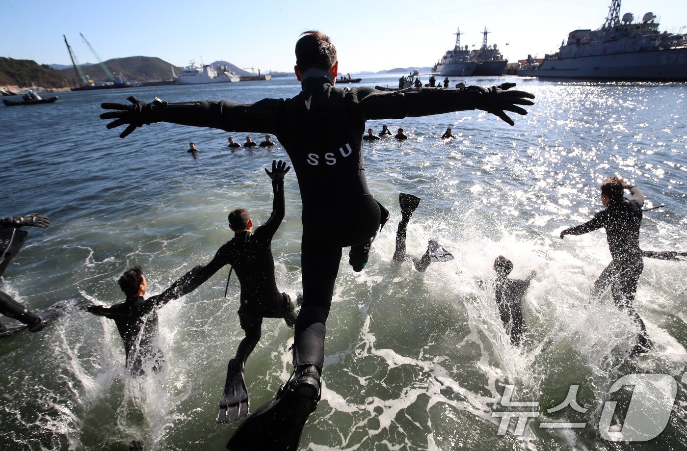 본문 이미지 - 전국적으로 맹추위가 기승을 부린 22일 경남 창원 진해 군항에서 해군 심해잠수사(SSU)들이 차가운 겨울 바다로 뛰어들며 혹한기 훈련을 하고 있다. 2026.1.22/뉴스1 ⓒ News1 윤일지 기자
