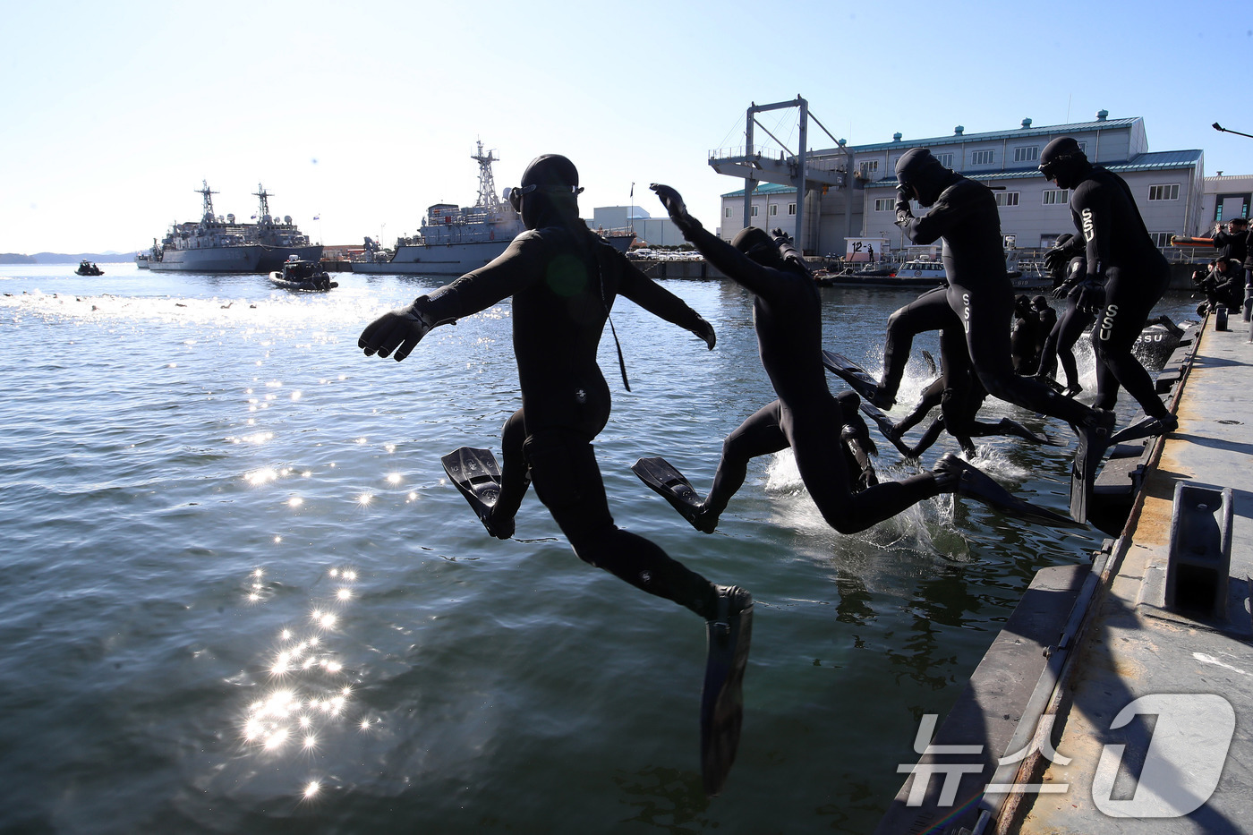 (창원=뉴스1) 윤일지 기자 = 전국적으로 맹추위가 기승을 부린 22일 경남 창원 진해 군항에서 해군 심해잠수사(SSU)들이 차가운 겨울 바다로 뛰어들며 혹한기 훈련을 하고 있다. …
