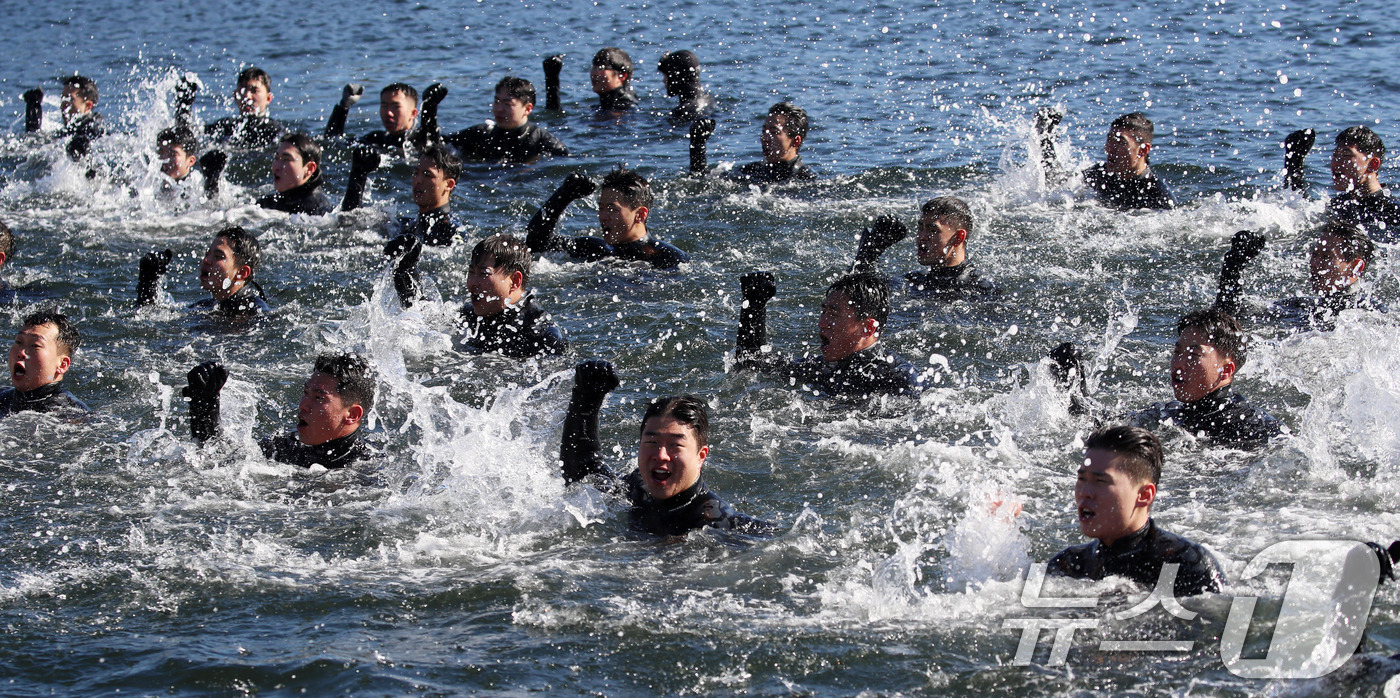 (창원=뉴스1) 윤일지 기자 = 전국적으로 맹추위가 기승을 부린 22일 경남 창원 진해 군항에서 해군 심해잠수사(SSU)들이 차가운 겨울 바다로 뛰어들어 군가를 부르며 혹한기 훈련 …
