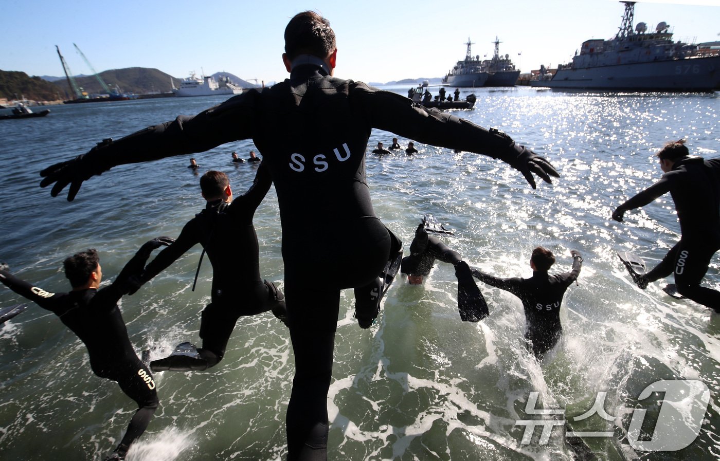 (창원=뉴스1) 윤일지 기자 = 전국적으로 맹추위가 기승을 부린 22일 경남 창원 진해 군항에서 해군 심해잠수사(SSU)들이 차가운 겨울 바다로 뛰어들며 혹한기 훈련을 하고 있다. …