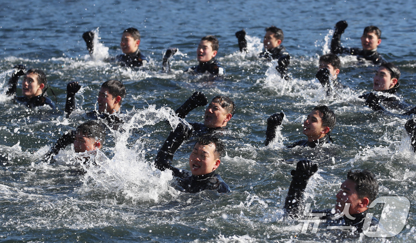 (창원=뉴스1) 윤일지 기자 = 전국적으로 맹추위가 기승을 부린 22일 경남 창원 진해 군항에서 해군 심해잠수사(SSU)들이 차가운 겨울 바다로 뛰어들어 군가를 부르며 혹한기 훈련 …