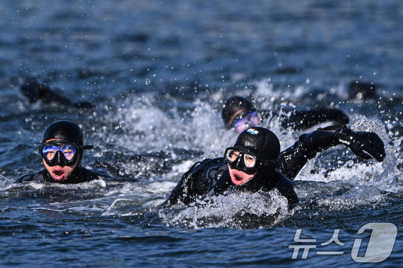 본문 이미지 - 해군 특수전전단 해난구조전대(SSU) 심해잠수사들이 22일 경남 창원 진해군항에서 열린 혹한기 내한 훈련 중 오리발 수영을 하고 있다. (공동취재) 2026.1.22/뉴스1 ⓒ News1 윤일지 기자