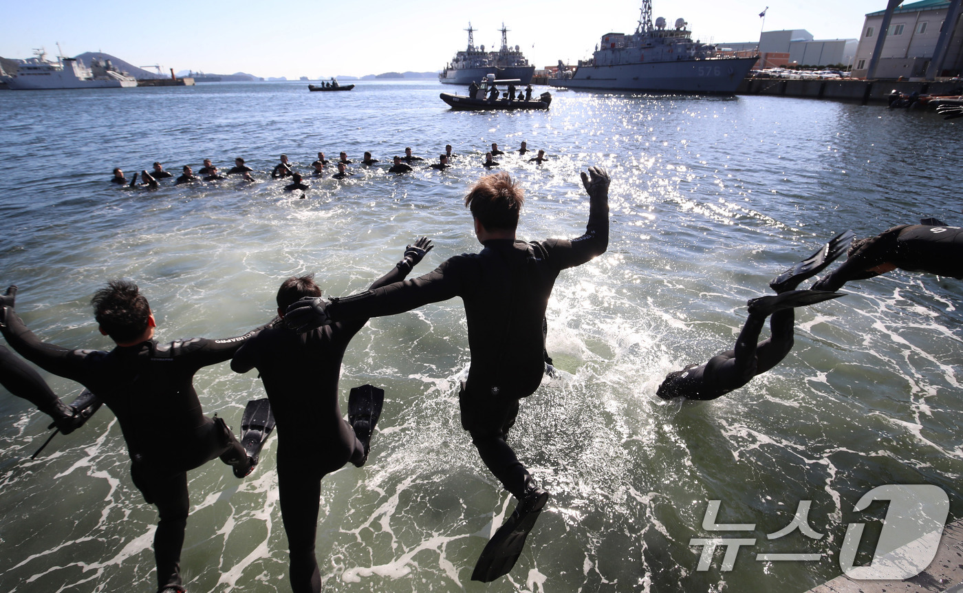(창원=뉴스1) 윤일지 기자 = 전국적으로 맹추위가 기승을 부린 22일 경남 창원 진해 군항에서 해군 심해잠수사(SSU)들이 차가운 겨울 바다로 뛰어들며 혹한기 훈련을 하고 있다. …
