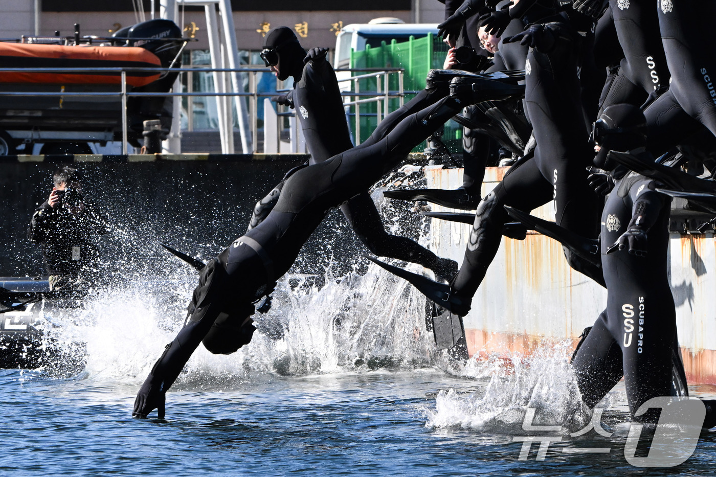 (창원=뉴스1) 윤일지 기자 = 해군 특수전전단 해난구조전대(SSU) 심해잠수사들이 22일 경남 창원 진해군항에서 열린 혹한기 내한 훈련 중 오리발 수영을 위해 입수하고 있다. ( …