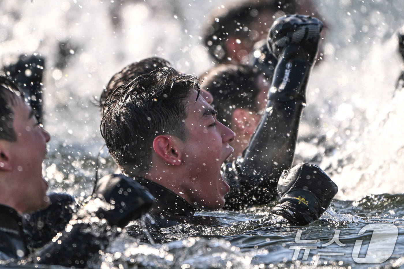 (창원=뉴스1) 윤일지 기자 = 해군 특수전전단 해난구조전대(SSU) 심해잠수사들이 22일 경남 창원 진해군항에서 열린 혹한기 내한 훈련 중 입수한 뒤 함성을 지르고 있다. (공동 …