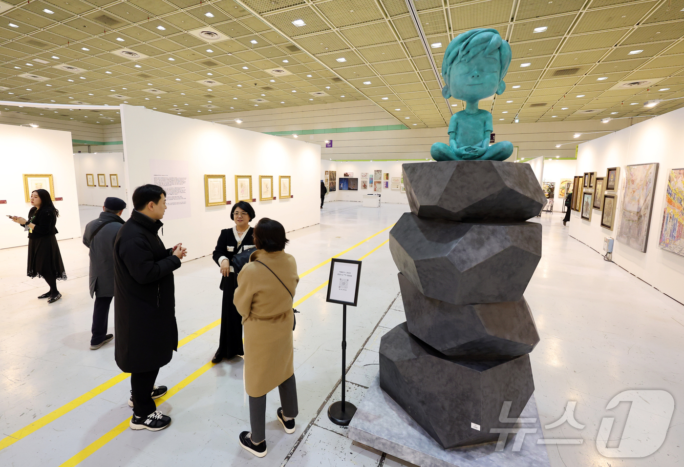 (서울=뉴스1) 김진환 기자 = 22일 오후 서울 강남구 코엑스에서 열린 '월드아트페스타 2026'을 찾은 관람객들이 전시 작품을 둘러보고 있다.“예술은, 축제다”를 기치로 열리는 …