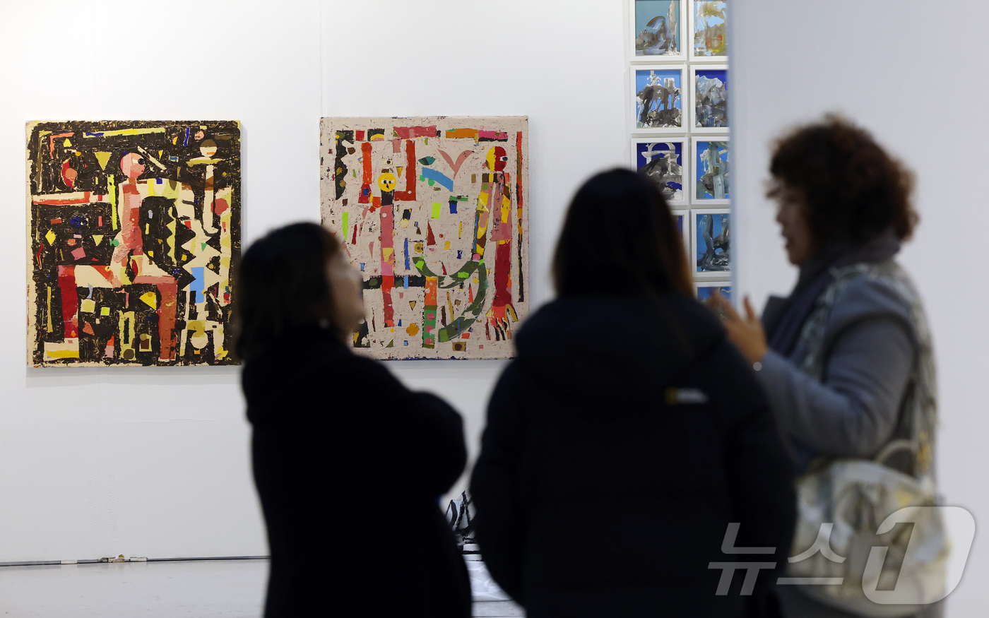 (서울=뉴스1) 김진환 기자 = 22일 오후 서울 강남구 코엑스에서 열린 '월드아트페스타 2026'을 찾은 관람객들이 전시 작품을 둘러보고 있다.“예술은, 축제다”를 기치로 열리는 …