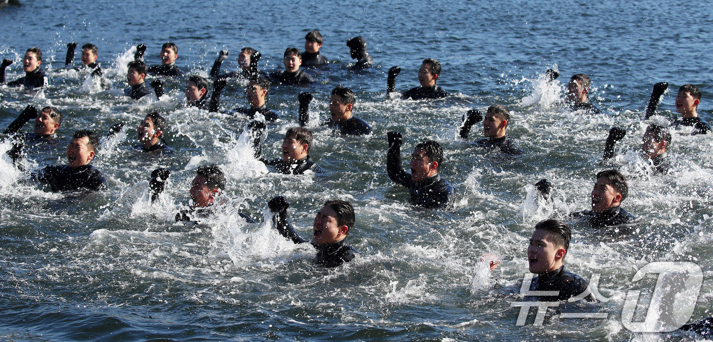 (창원=뉴스1) 윤일지 기자 = 전국적으로 맹추위가 기승을 부린 22일 경남 창원 진해 군항에서 해군 심해잠수사(SSU)들이 차가운 겨울 바다로 뛰어들어 군가를 부르며 혹한기 훈련 …
