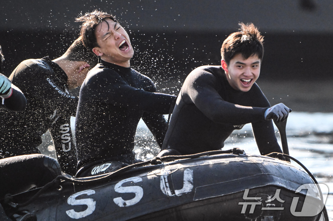 (창원=뉴스1) 윤일지 기자 = 해군 특수전전단 해난구조전대(SSU) 심해잠수사들이 22일 경남 창원 진해군항에서 열린 혹한기 내한 훈련 중 고무보트 패들링을 하고 있다. (공동취 …