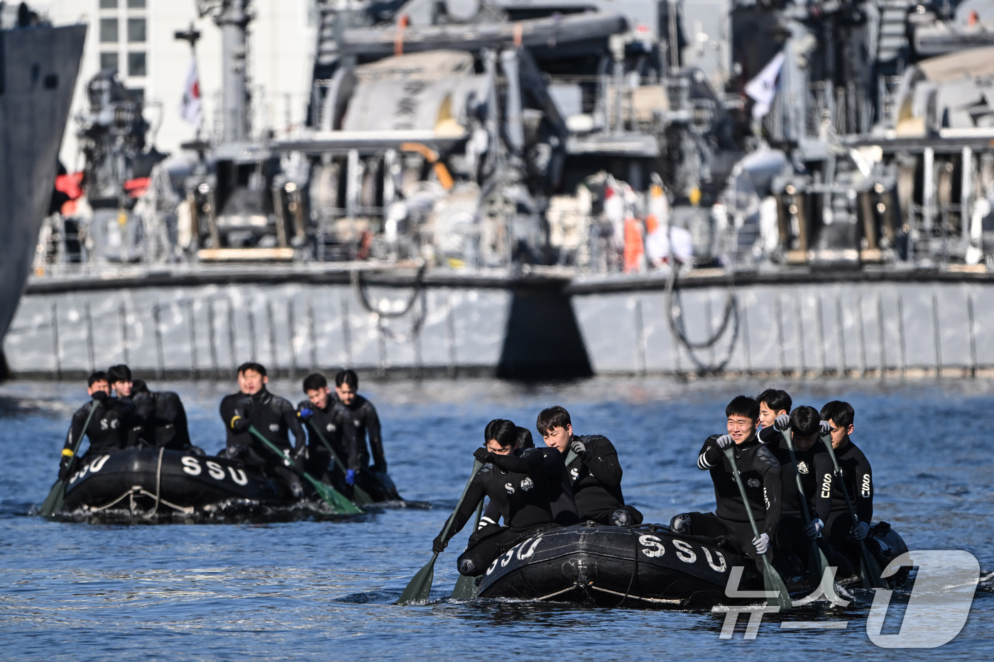 (창원=뉴스1) 윤일지 기자 = 해군 특수전전단 해난구조전대(SSU) 심해잠수사들이 22일 경남 창원 진해군항에서 열린 혹한기 내한 훈련 중 고무보트 패들링을 하고 있다. (공동취 …