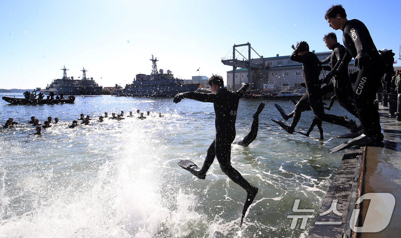 (창원=뉴스1) 윤일지 기자 = 전국적으로 맹추위가 기승을 부린 22일 경남 창원 진해 군항에서 해군 심해잠수사(SSU)들이 차가운 겨울 바다로 뛰어들며 혹한기 훈련을 하고 있다. …