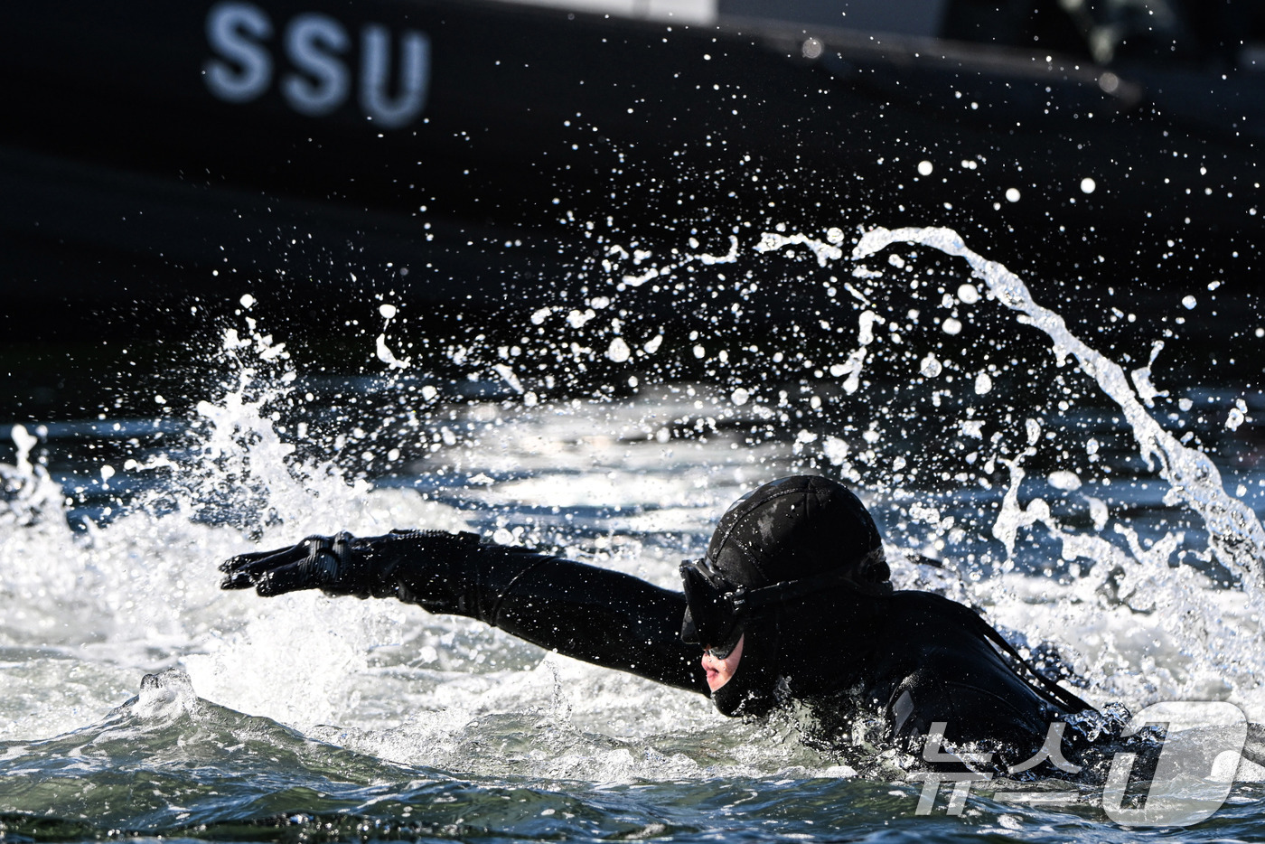 (창원=뉴스1) 윤일지 기자 = 해군 특수전전단 해난구조전대(SSU) 심해잠수사들이 22일 경남 창원 진해군항에서 열린 혹한기 내한 훈련 중 오리발 수영을 하고 있다. (공동취재) …