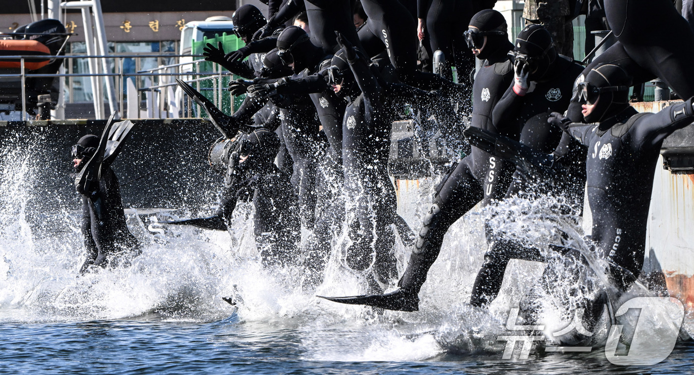 (창원=뉴스1) 윤일지 기자 = 해군 특수전전단 해난구조전대(SSU) 심해잠수사들이 22일 경남 창원 진해군항에서 열린 혹한기 내한 훈련 중 오리발 수영을 위해 입수하고 있다. ( …