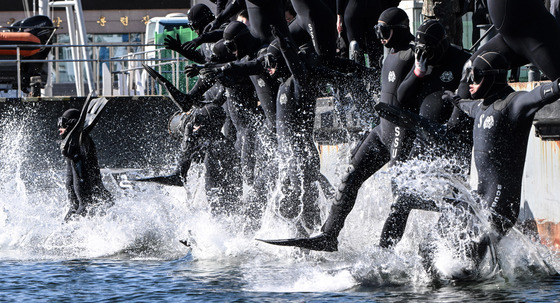 [르포] "냉탕보다 2배는 더 추워" 살 에는 해군 SSU 혹한기 훈련 가보니