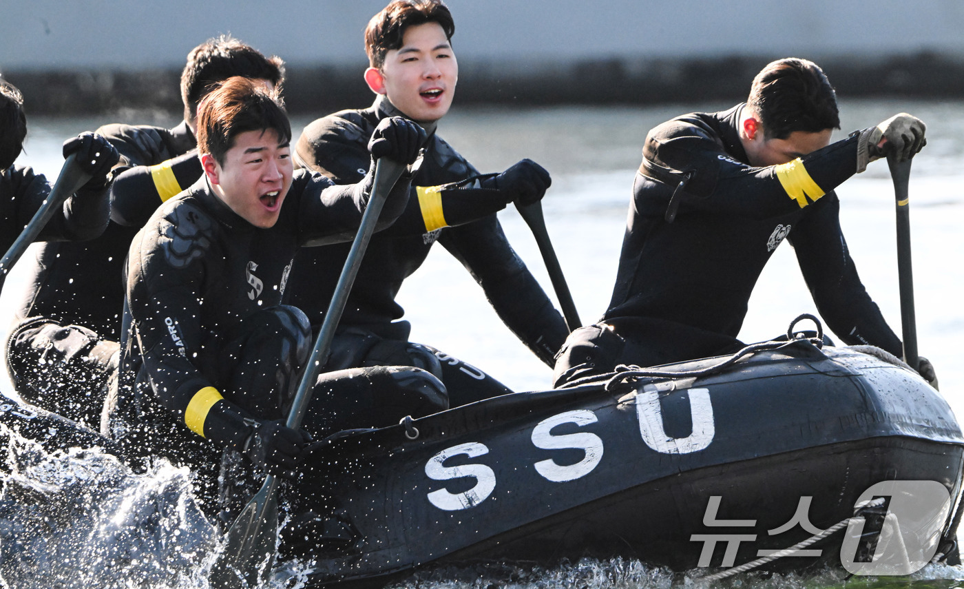 (창원=뉴스1) 윤일지 기자 = 해군 특수전전단 해난구조전대(SSU) 심해잠수사들이 22일 경남 창원 진해군항에서 열린 혹한기 내한 훈련 중 고무보트 패들링을 하고 있다. (공동취 …